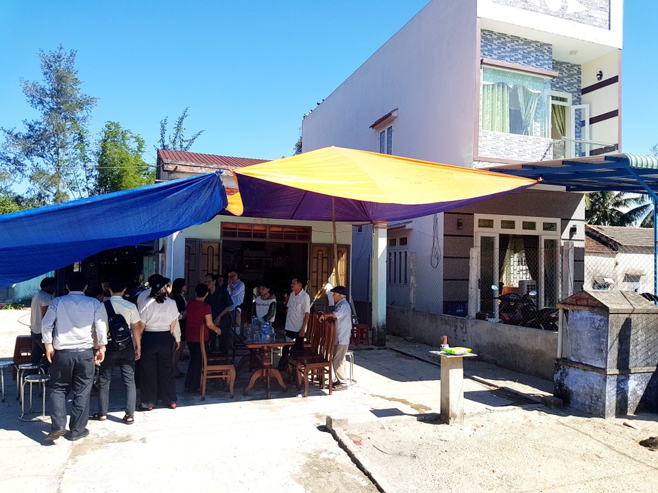 Nghị lực của nữ sinh đội tang cha và bà để vượt qua kỳ thi THPT quốc gia - 1 Ngôi nhà nhỏ của gia đình em Thủy mấy ngày nay luôn có khách đến chia sẻ, động viên em vượt qua khó khăn