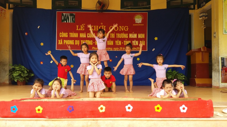Khởi công xây dựng 6 nhà công vụ Dân trí tại Yên Bái - 5
Một tiết mục múa của học sinh Trường mầm non Phong Dụ Thượng