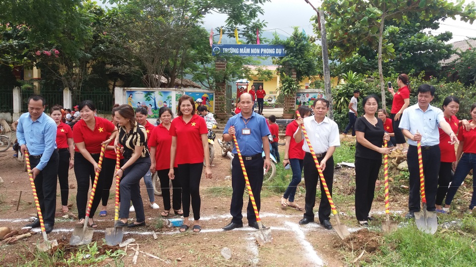 Khởi công xây dựng 6 nhà công vụ Dân trí tại Yên Bái - 8
Các đại biểu xúc cát động thổ xây dựng công trình 6 nhà công vụ Dân trí