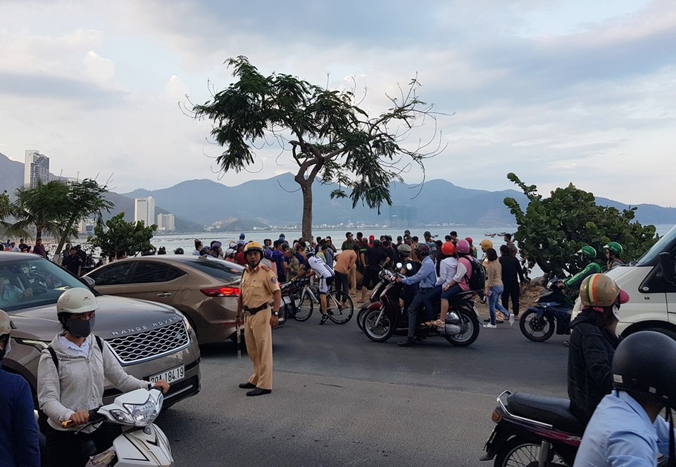 Người đàn ông nằm dưới gốc cây bị xe múc va tử vong - 1
Hiện trường vụ việc khiến người đàn ông tử vong