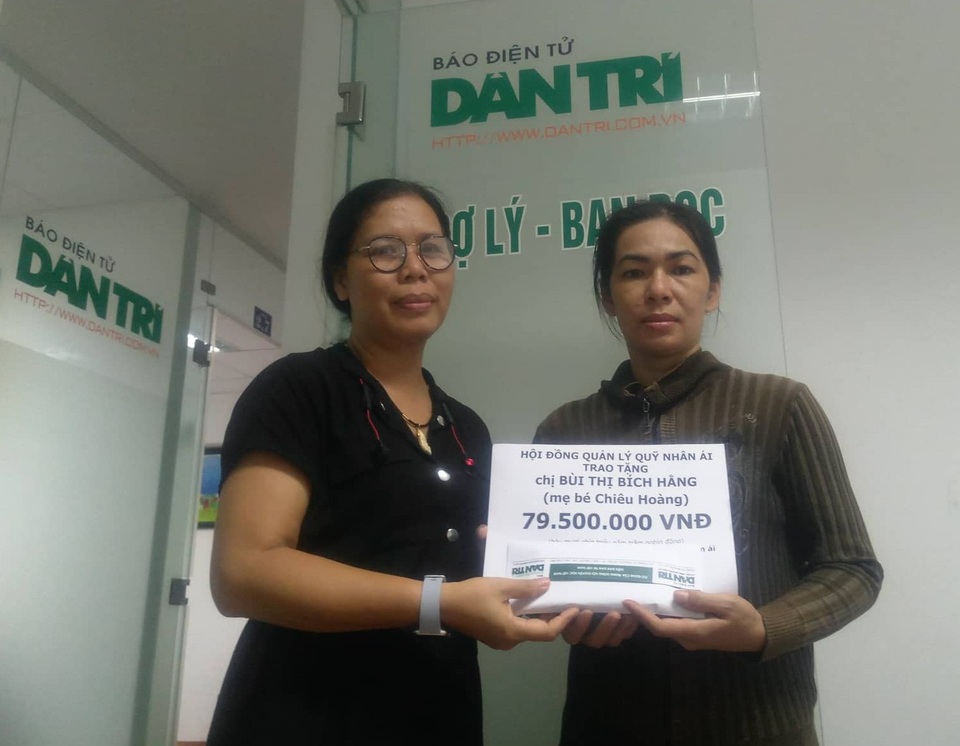 Hơn 79 triệu đồng đến với gia đình bé Chiêu Hoàng - 1 Nhà báo Toàn Thắng - Trưởng văn phòng đại diện báo Dân trí tại TPHCM, trao quà bạn đọc đến cho chị Bích Hằng