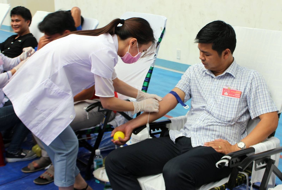 Hơn 1.200 người tham Ngày hội hiến máu “Hành trình đỏ- kết nối dòng máu Việt” - 1 Ngày hội hiến máu Phú Yên năm nay thu hút hơn 1.200 người tham gia