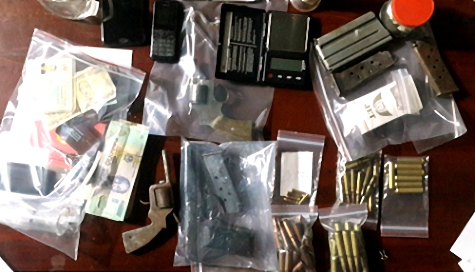 Phát hiện 3 khẩu súng trong nhà kẻ bán ma túy - 2 Tang vật cơ quan Công an thu được