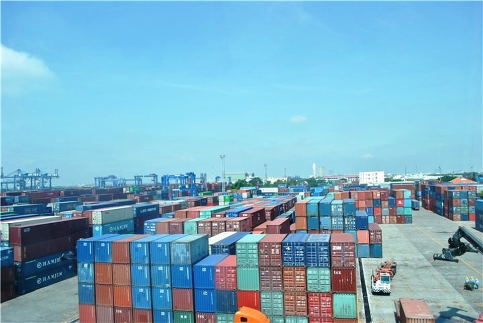 Hàng ngàn container phế liệu “ma” nằm chồng chất ở cảng - 1
Hàng ngàn container “ma” chứa phế liệu đang án ngữ tại các bến cảng ở TPHCM gây cản trở cho việc lưu thông các loại hàng hóa khác.