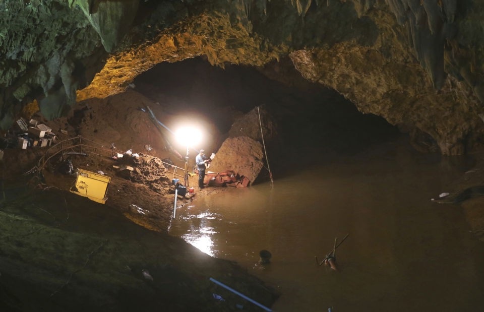 Tìm thấy lối vào hang mới, hy vọng giải cứu đội bóng Thái Lan mắc kẹt - 5
Một số nhân viên cứu hộ đã bị điện giật trong quá trình lặn. (Ảnh: AP)