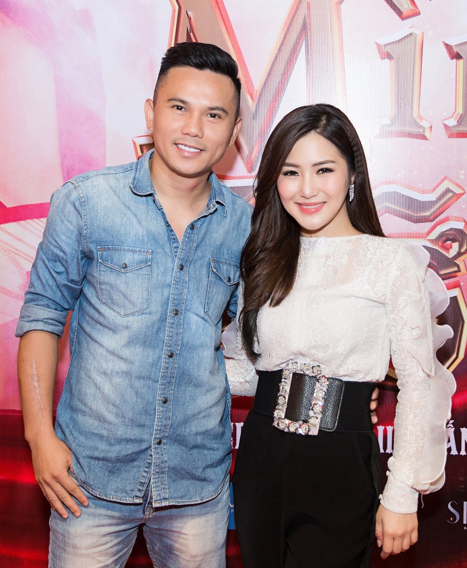 Hương Tràm lần đầu chia sẻ việc chọn sự nghiệp, buông bỏ tình yêu năm 17 tuổi - 2 Nhạc sĩ Tú Dưa - thành viên nhóm Quả Dưa Hấu là người viết lại chuyện tình yêu của Hương Tràm bằng âm nhạc