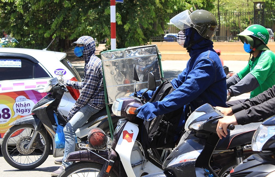 Đường phố Hà Nội như "chảo lửa"! - 3
Đàn ông cũng phải khẩu trang, áo chống nắng...