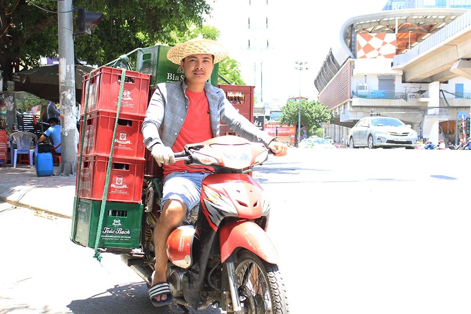Đường phố Hà Nội như "chảo lửa"! - 8 Anh Hoàng Khải, làm nghề giao bia và nước ngọt ở quận Đống Đa cho biết, những ngày nắng nóng như thế này nhu cầu tiêu thụ bia và nước ngọt tăng đột biến: Ngày thường tôi chỉ chạy từ 3-4 chuyến hàng là được nghỉ, nhưng bắt đầu từ hôm qua đến nay đơn hàng nhiều, tôi phải chạy từ 7-8 chuyến/ ngày mới đáp ứng đủ yêu cầu của khách.