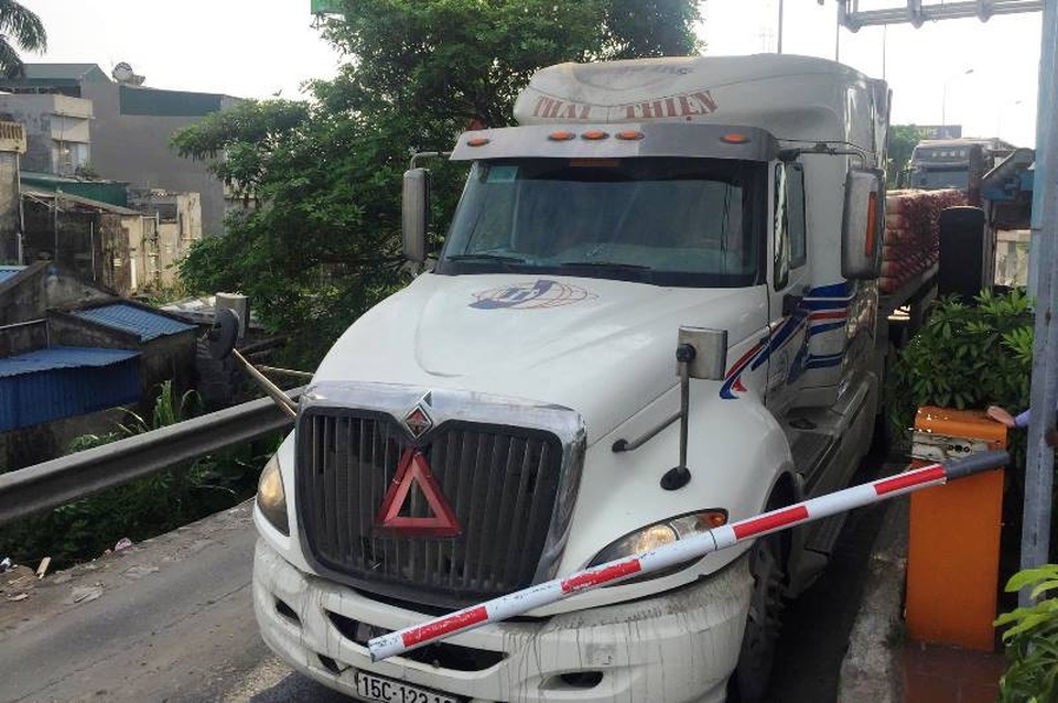 Bị hành hung khi đang thắc mắc về trạm BOT Tân Đệ - 2
Nhiều tài xế đi qua trạm BOT Tân Đệ phản đối, không đóng phí vì cho rằng trạm đặt một nơi, thu phí một nẻo