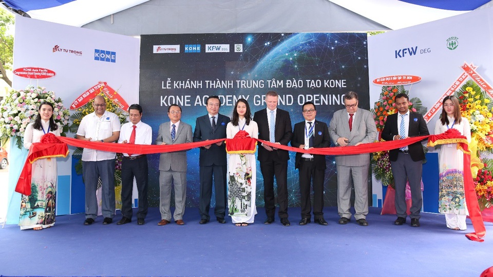 Khánh thành trung tâm đào tạo KONE tại Việt Nam - 1 Ông Axel Berkling - Phó Chủ Tịch Điều Hành KONE Châu Á Thái Bình Dương và ông Nguyễn Văn Vũ - Tổng Giám Đốc KONE Việt Nam cùng các vị lãnh đạo Sở Giáo Dục và Đào Tạo, trường Lý Tự Trọng, tổ chức Assist cắt băng khánh thành