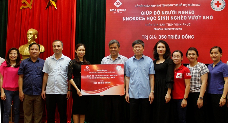 TMS Group: Trao tặng 350 triệu đồng hỗ trợ nạn nhân chất độc da cam, người nghèo tại Vĩnh Phúc - 1 Đại diện Tập đoàn TMS trao tặng Hội Chữ thập đỏ tỉnh Vĩnh Phúc 350 triệu đồng