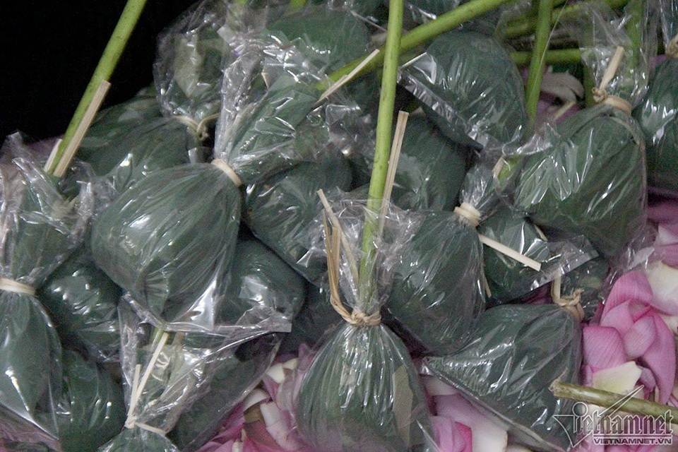 "Thiên hạ đệ nhất trà" 10 triệu đồng/kg, uống ngụm nào chất ngụm đấy - 13
Ngoài ướp chè sen theo cách truyền thống, còn có cách làm trà sen “xổi” đơn giản, không tốn nhiều công, giá lại rẻ, tuy nhiên về hương vị không thể thơm ngon bằng cách ướp truyền thống