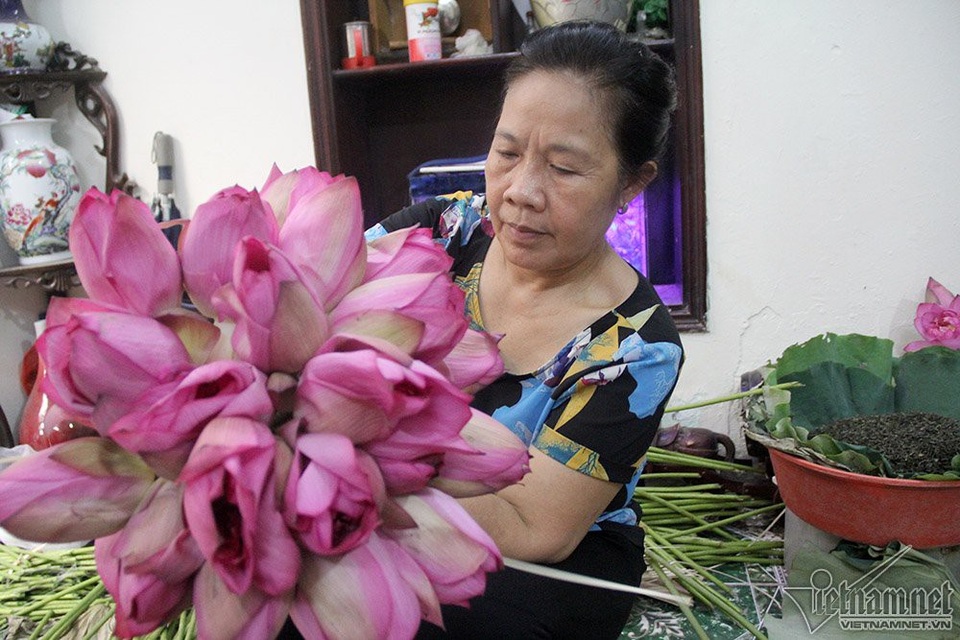 "Thiên hạ đệ nhất trà" 10 triệu đồng/kg, uống ngụm nào chất ngụm đấy - 3
Để làm được 1kg trà sen, nghệ nhân cần 1.000-1.200 bông sen