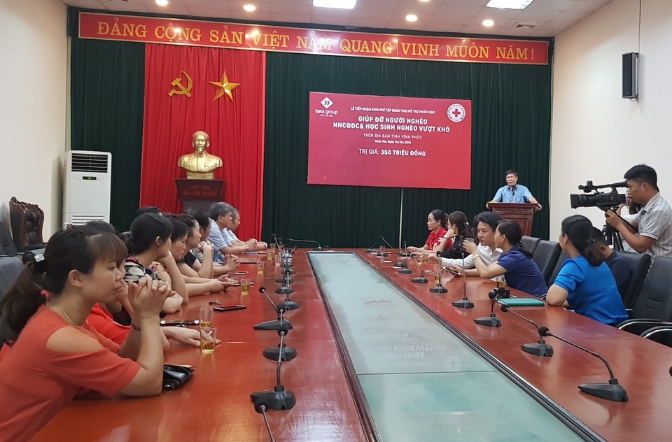 TMS Group: Trao tặng 350 triệu đồng hỗ trợ nạn nhân chất độc da cam, người nghèo tại Vĩnh Phúc - 2 Ông Lê Văn Tân - Phó Chủ tịch UBND TP Phúc Yên ghi nhận sự hỗ trợ của Tập đoàn TMS với sứ mệnh chung tay vì người nghèo
