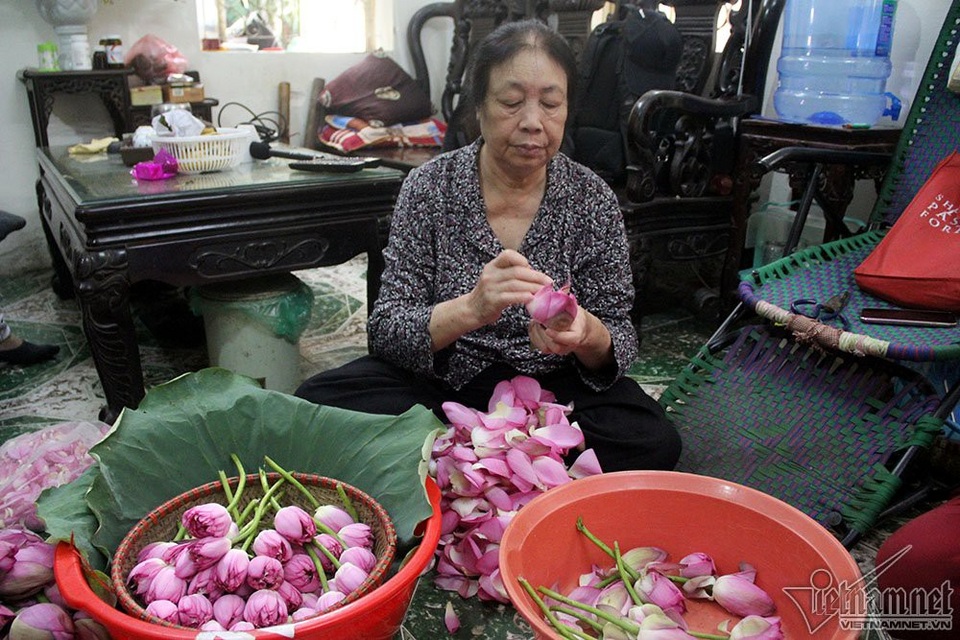 "Thiên hạ đệ nhất trà" 10 triệu đồng/kg, uống ngụm nào chất ngụm đấy - 4
Nghệ nhân chỉ ướp trà vào buổi sáng. Để hoàn thành 1kg trà sen phải mất từ 1-2 tuần