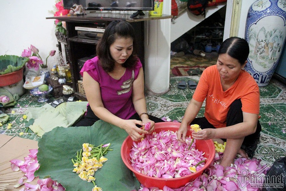 "Thiên hạ đệ nhất trà" 10 triệu đồng/kg, uống ngụm nào chất ngụm đấy - 7
Trà sẽ được ướp với những cánh hoa sen nhỏ trong 2 ngày, sau đó sấy khô rồi mới được ướp với gạo sen