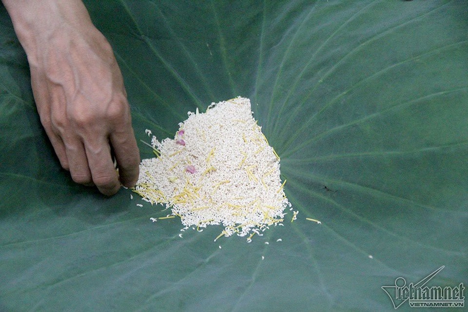 "Thiên hạ đệ nhất trà" 10 triệu đồng/kg, uống ngụm nào chất ngụm đấy - 9
Với mỗi 1kg trà, người ta phải dùng hai lạng gạo sen cho một lần ướp