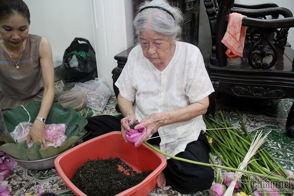 "Thiên hạ đệ nhất trà" 10 triệu đồng/kg, uống ngụm nào chất ngụm đấy - 10
Bà Nguyễn Thị Dần (95 tuổi) là nghệ nhân cao tuổi nhất còn gắn bó với nghề truyền thống làm trà sen Tây Hồ