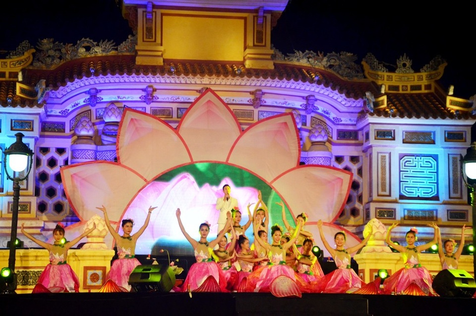Thú vị lễ hội Sen Huế “truyền thuyết một loài hoa” - 1 Các chương trình nghệ thuật được biểu diễn tại lễ hội Sen