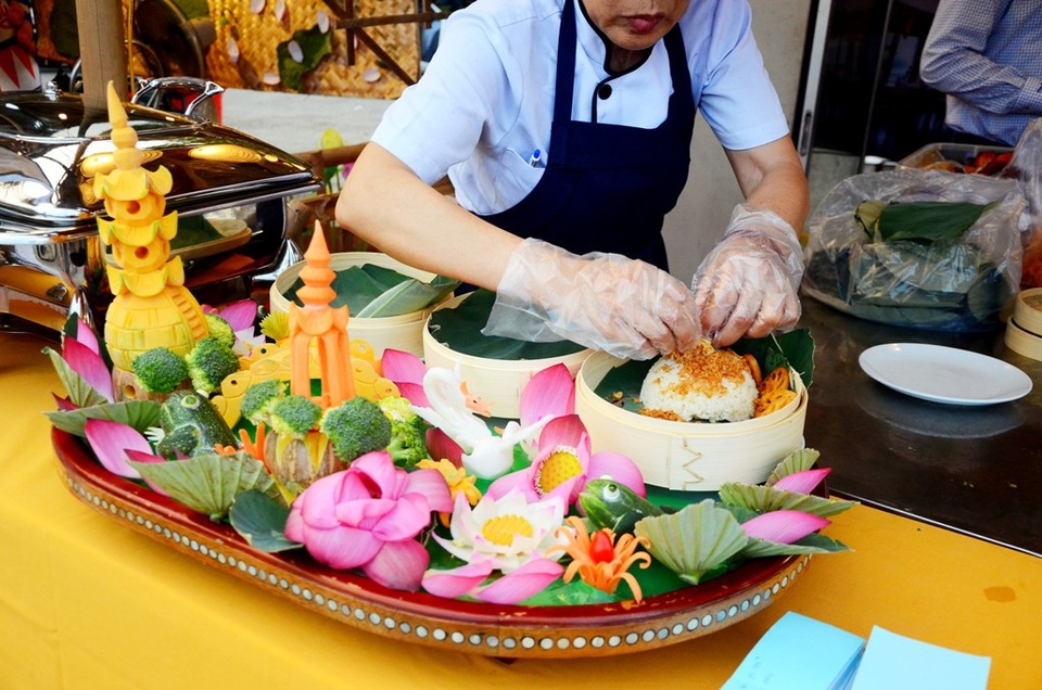 Thú vị lễ hội Sen Huế “truyền thuyết một loài hoa” - 5 Những món ăn được các nghệ nhân trang trí bắt mắt tại lễ hội