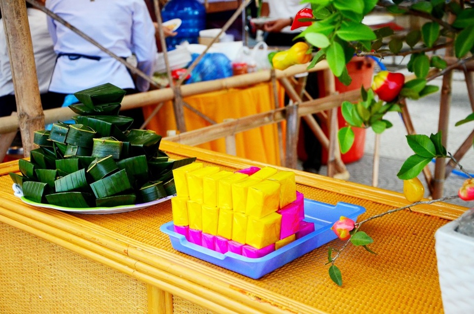 Thú vị lễ hội Sen Huế “truyền thuyết một loài hoa” - 6 Những người nghệ nhân đang làm ra những chiếc bánh ngũ sắc