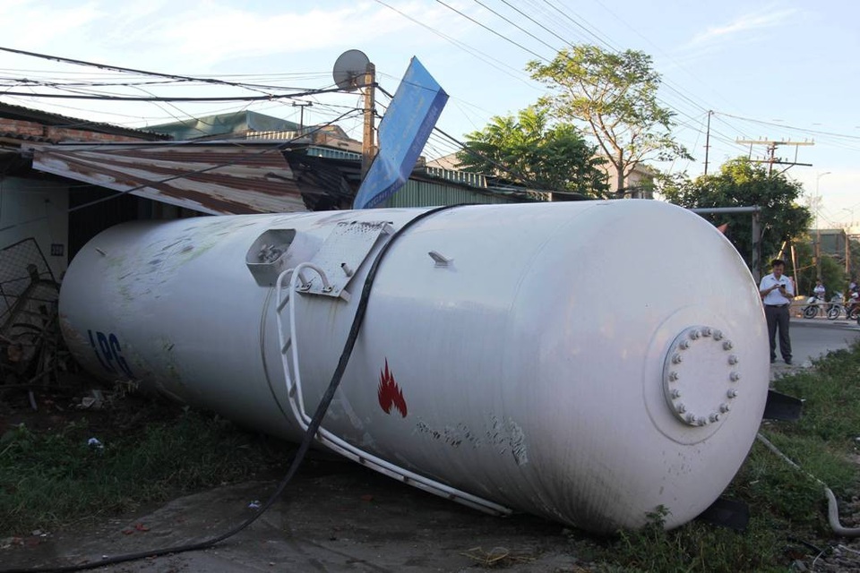 Xe bồn chở gas bị tàu hất văng, 4 người bị thương - 3
Bồn gas văng xuống sát nhà dân, rất may không phát nổ.