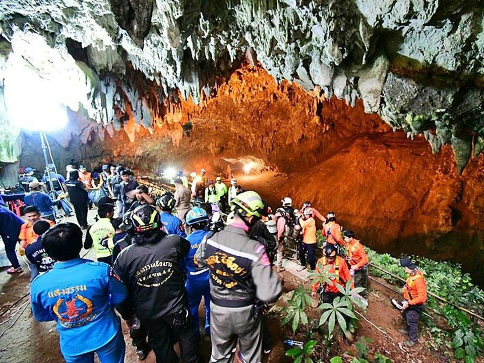 Chuyện kỳ bí về hang nơi đội bóng Thái Lan bị mắc kẹt - 1
Các lực lượng cứu hộ đang nỗ lực tìm kiếm đội bóng mất tích trong hang Tham Luang Non trong điều kiện thời tiết khó khăn do mưa lớn (Ảnh: Bangkok Post)