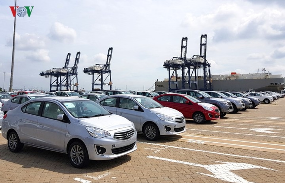 Cận cảnh lô xe Toyota và Mitsubishi hưởng thuế 0% về Việt Nam - 1
Mới đây, một lô xe nhập khẩu gồm nhiều thương hiệu: Toyota, Mitsubishi, Honda... đã cập cảng Hiệp Phước (TP HCM).