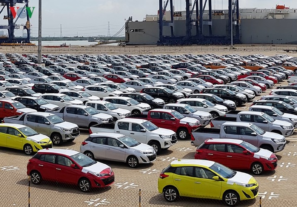 Cận cảnh lô xe Toyota và Mitsubishi hưởng thuế 0% về Việt Nam - 3
Đây đều là những mẫu xe được hưởng thuế ưu đãi 0% theo cam kết Hiệp định Thương mại hàng hóa ASEAN - ATIGA. Trong lô xe cập bến lần này có 153 xe Toyota nhập khẩu từ Thái Lan với 91 xe Hilux và 62 xe Yaris.
