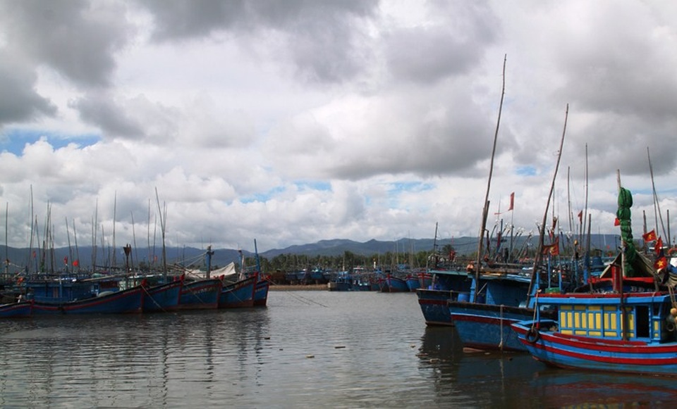 Nhiều tàu cá ngư dân Bình Định còn đang nằm trong vùng ảnh hưởng của áp thấp nhiệt đới.