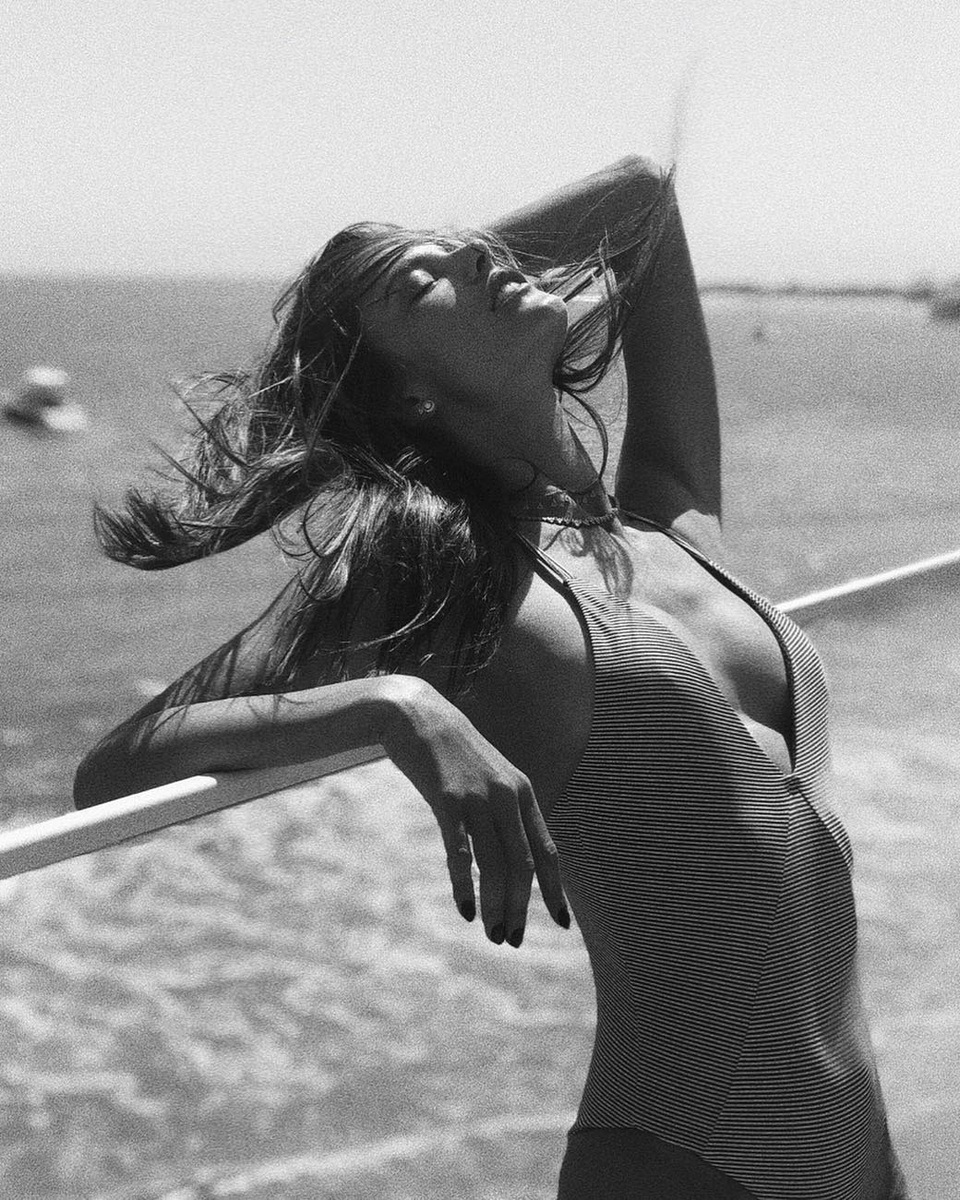 Alessandra Ambrosio: 37 tuổi vẫn rất cuốn hút - 3
Người đẹp cao 1,75m chia tay nhãn hiệu Victorias Secret vào năm ngoái