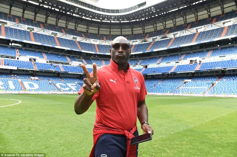 Raul và Guti lập công, huyền thoại Real Madrid đánh bại Arsenal - 9
Sol Campbell không thi đấu, nhưng anh vẫn có mặt ở sân Bernabeu