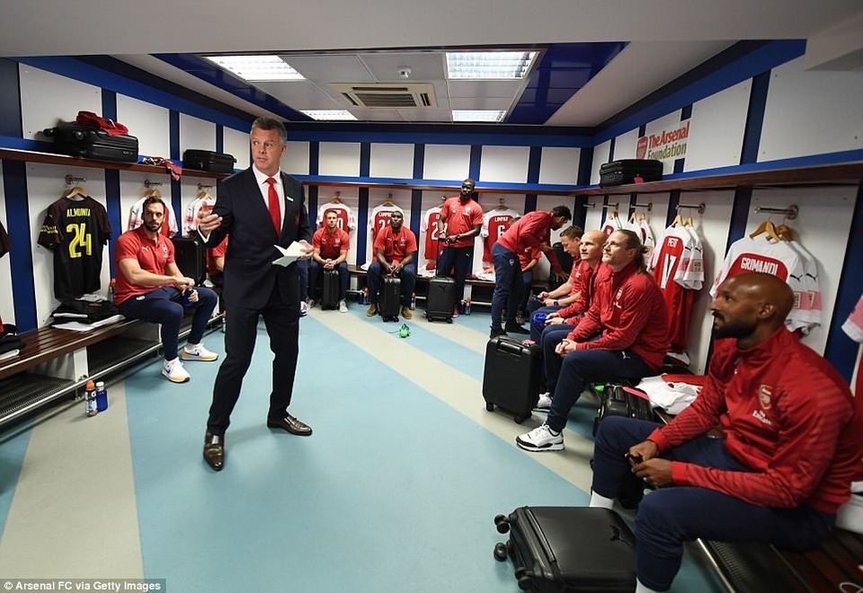 Raul và Guti lập công, huyền thoại Real Madrid đánh bại Arsenal - 8
HLV David OLeary có vinh dự được dẫn dắt Arsenal ở trận đấu này