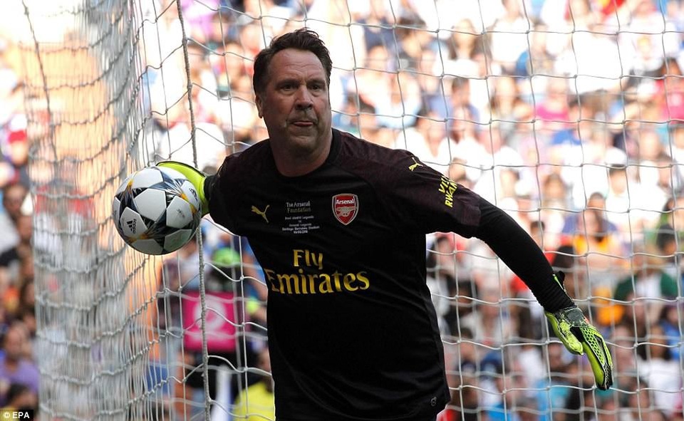 Raul và Guti lập công, huyền thoại Real Madrid đánh bại Arsenal - 7
Thủ môn huyền thoại của Arsenal, David Seaman hai lần vào lưới nhặt bóng