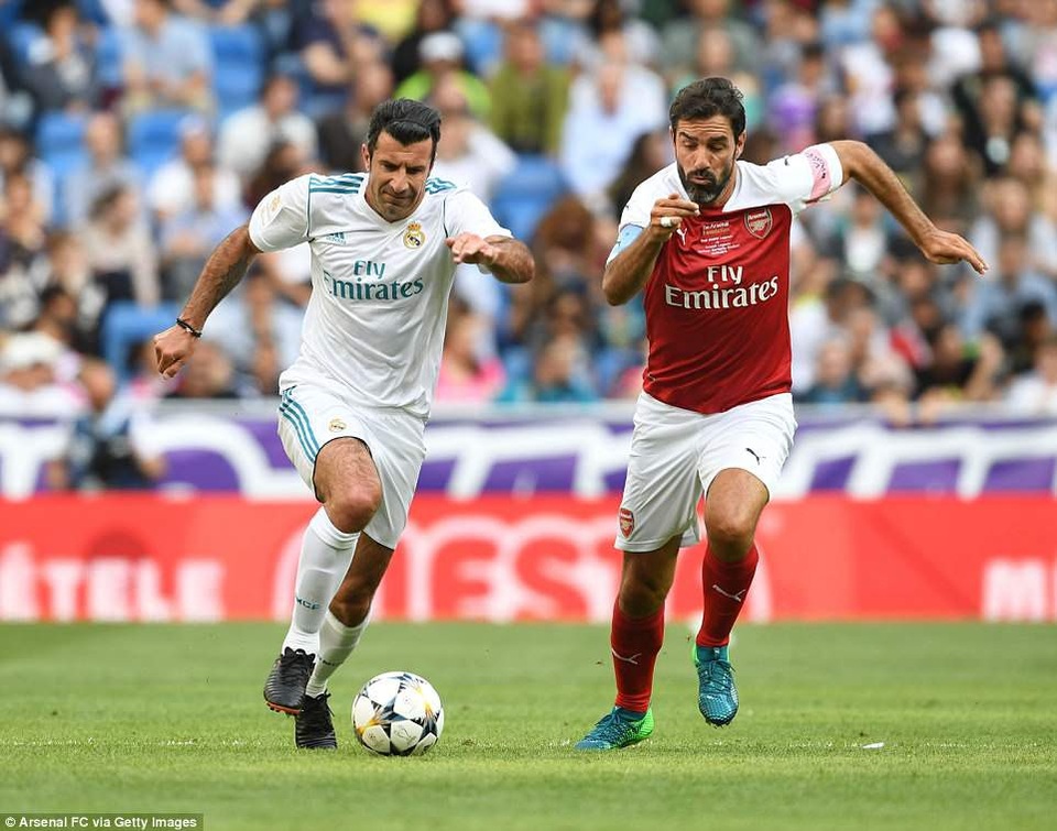 Raul và Guti lập công, huyền thoại Real Madrid đánh bại Arsenal - 5
Luis Figo và Robert Pires, hai tiền vệ lừng danh một thời của bóng đá thế giới