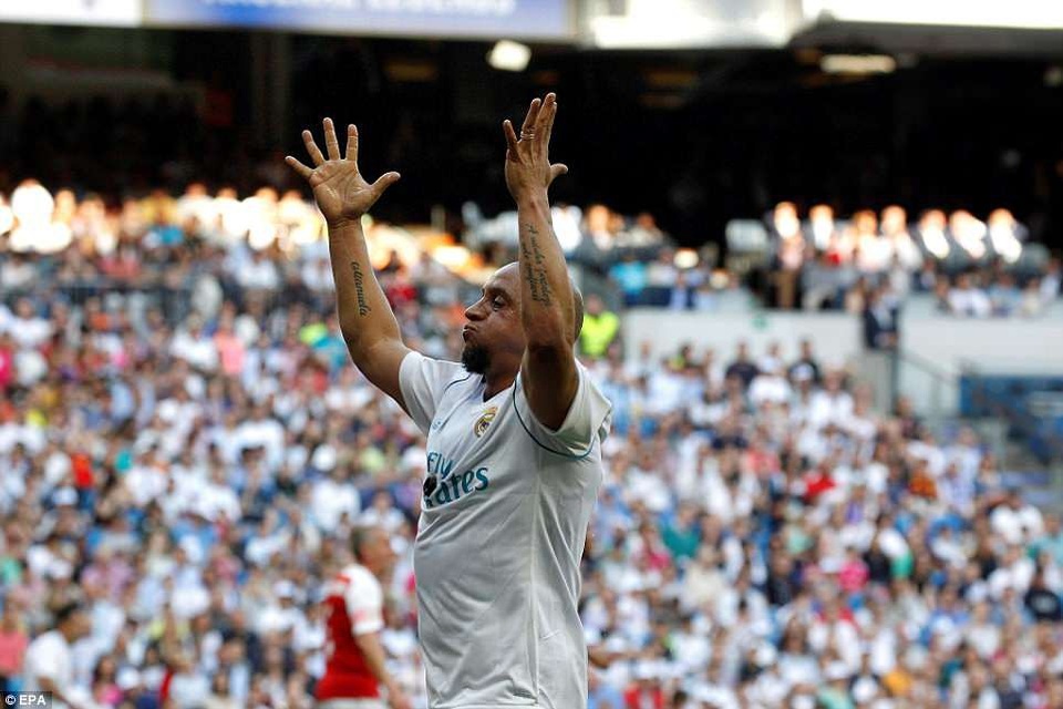 Raul và Guti lập công, huyền thoại Real Madrid đánh bại Arsenal - 2
Roberto Carlos thu hút sự chú ý của dư luận trong lần tái xuất này