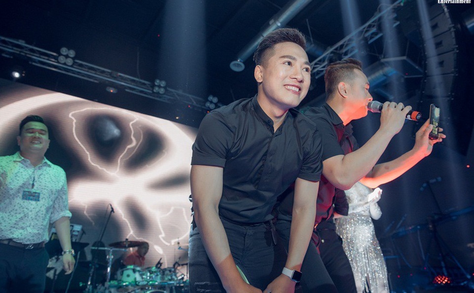 Giọng ca “Ngắm hoa lệ rơi” sốc vì khán giả nữ quá “bạo”, hẹn hò nhạy cảm - 1 Châu Khải Phong vui vẻ tiết lộ, từ khi có hit lớn, anh nhận được ánh mắt trân trọng hơn của khán giả.