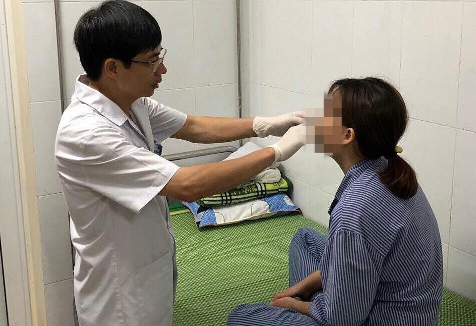 Hà Nội: 5 ngày sau tiêm chất làm đầy, cô gái có ổ mủ trên mũi - 2 TS Kiêm khám cho bệnh nhân.