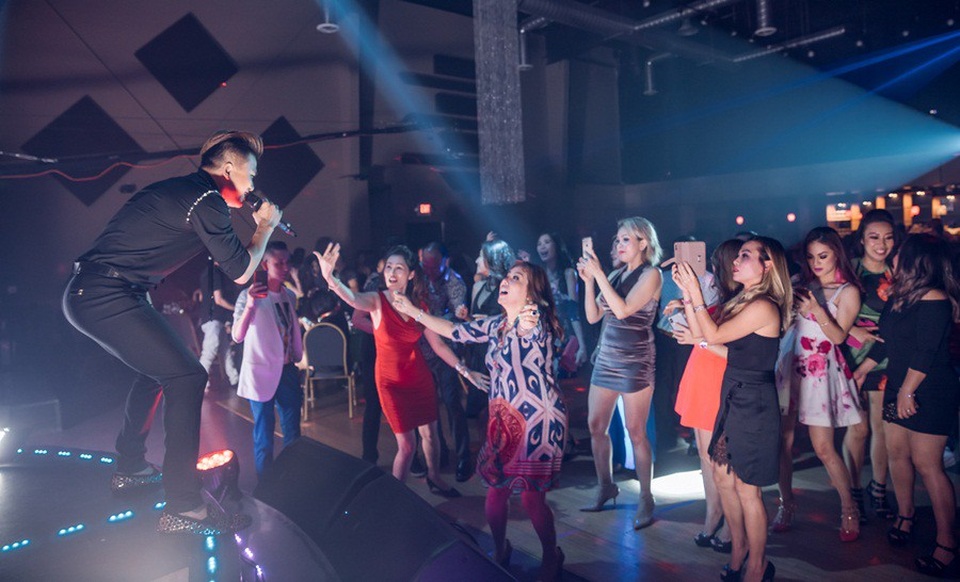 Giọng ca “Ngắm hoa lệ rơi” sốc vì khán giả nữ quá “bạo”, hẹn hò nhạy cảm - 3 Nam ca sĩ xúc động trước tình cảm các kiều bào Việt Nam tại Mỹ dành cho mình.