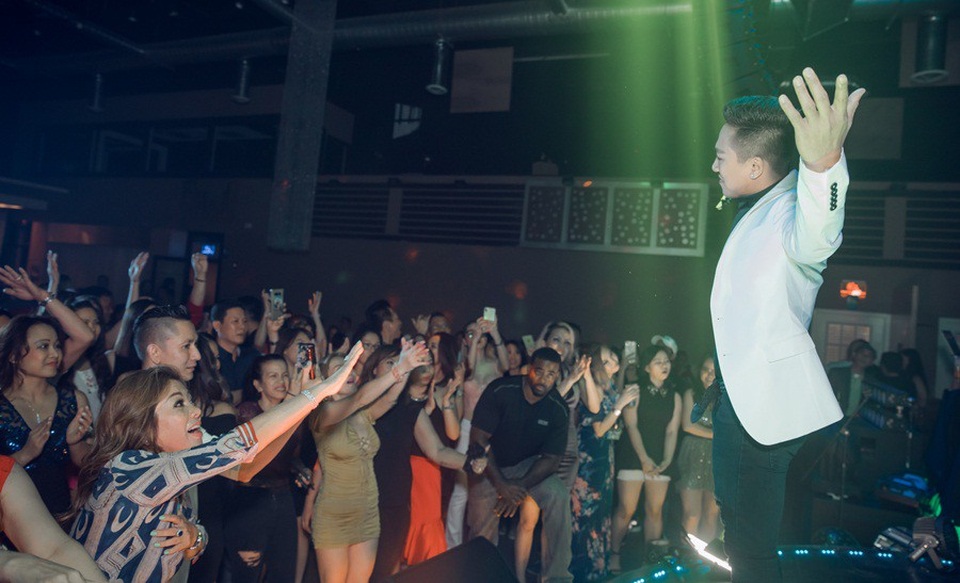 Giọng ca “Ngắm hoa lệ rơi” sốc vì khán giả nữ quá “bạo”, hẹn hò nhạy cảm - 2 Sự cuồng nhiệt của khán giả dành cho giọng ca Ngắm hoa lệ rơi.