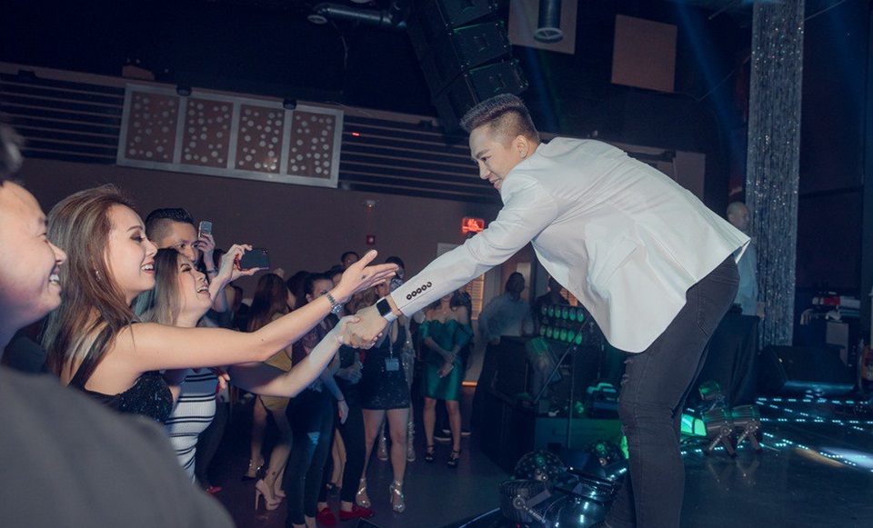 Giọng ca “Ngắm hoa lệ rơi” sốc vì khán giả nữ quá “bạo”, hẹn hò nhạy cảm - 5 ...lao lên sát sân khấu để nắm tay ca sĩ.