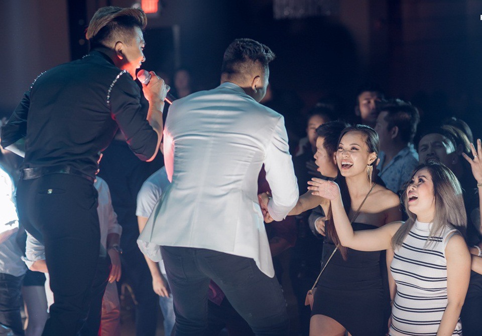 Giọng ca “Ngắm hoa lệ rơi” sốc vì khán giả nữ quá “bạo”, hẹn hò nhạy cảm - 6 Châu Khải Phong khẳng định, ranh giới giữa tình yêu thương khán giả dành cho nghệ sĩ và những yêu cầu nhạy cảm khác nhau hoàn toàn.