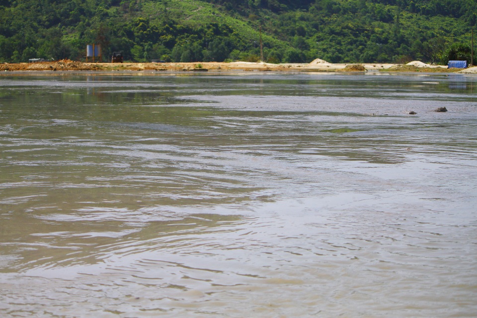 Chủ đầu tư dự án tập kết 1 triệu khối bùn nói “bùn biển không hôi” - 2 2 đầm lầy bùn với diện tích 40 hecta chứa khoảng 870.000 mét khối bùn biển từ dự án đê chắn sóng cảng Chân Mây