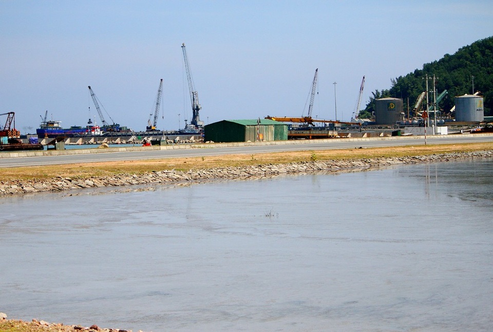 Chủ đầu tư dự án tập kết 1 triệu khối bùn nói “bùn biển không hôi” - 7 Đầm lầy bùn sát ngay đường vào ra cảng biển Chân Mây nơi đón khá nhiều đoàn khách du lịch hạng sang đi bằng tàu biển cao cấp đến thăm Huế