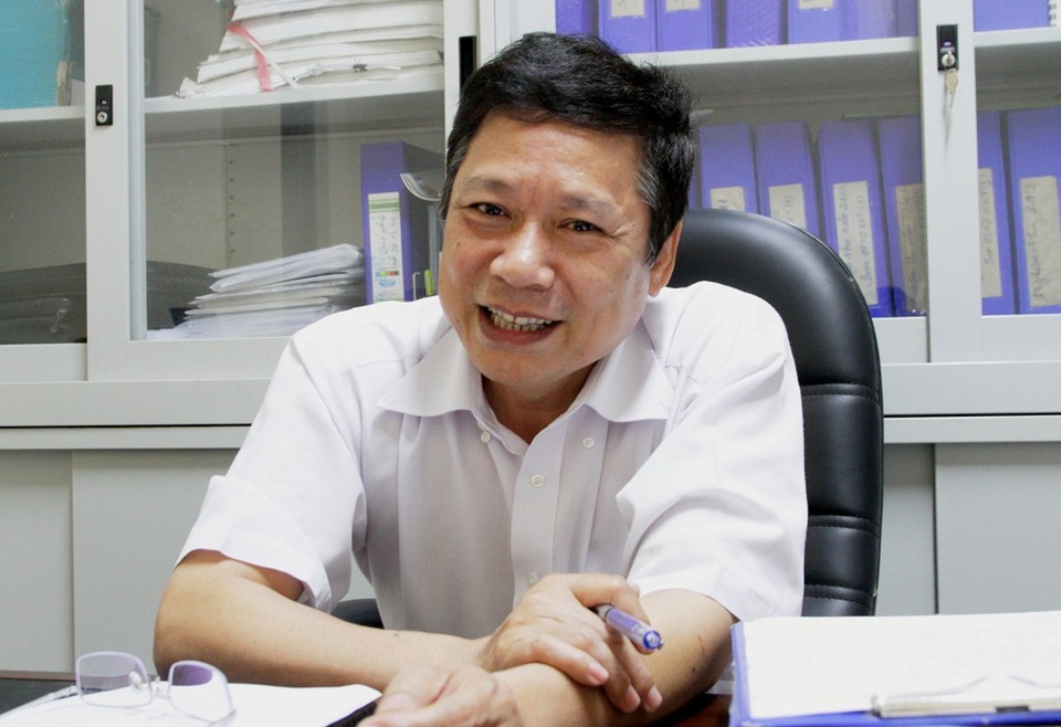 Hơn 2,7 triệu con tôm chết nghi do dự án tập kết 1 triệu khối bùn - 3
Ông Tôn Thất Viễn Điểm trao đổi về dự án thải gần 1 triệu khối bùn ra môi trường.