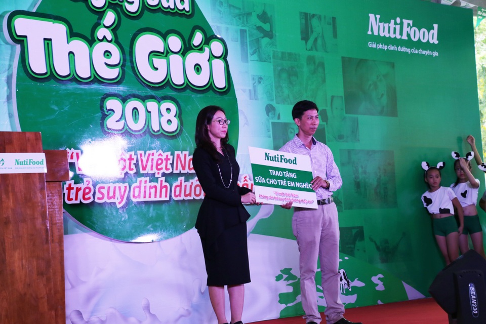 Hàng nghìn em nhỏ tham gia “Ngày sữa thế giới” do NutiFood tổ chức - 4 Bác sĩ Trần Thị Lệ đại diện NutiFood trao tặng sữa cho trẻ em nghèo