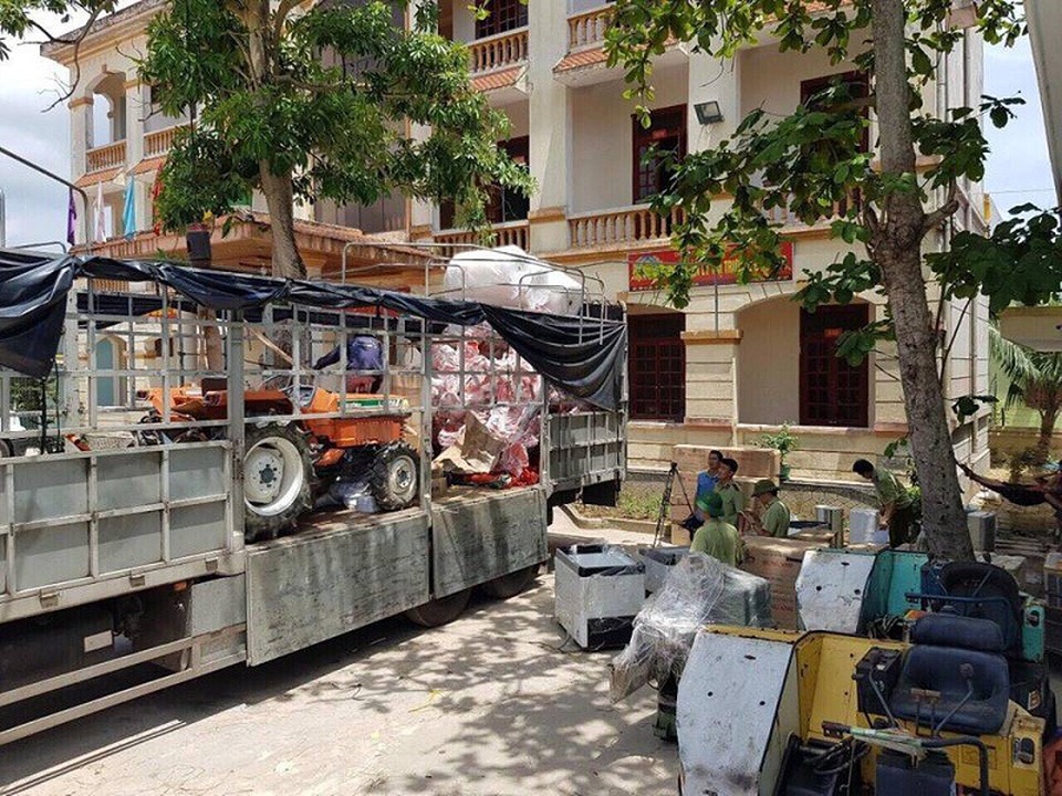 Bắt giữ xe tải vận chuyển số lượng lớn hàng không rõ nguồn gốc - 2 Đội Quản lý thị trường đã tiến hành lập hồ sơ vụ việc, đồng thời tạm giữ toàn bộ hàng hóa nói trên để tiếp tục thẩm tra, xử lý theo quy định của pháp luật.