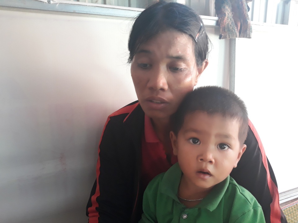 Xót xa cảnh người vợ trẻ tổ chức tang lễ chồng bên bờ biển - 4 Con của chị Thiệt đứa lớn nhất mới 9 tuổi, đứa nhỏ nhất vừa tròn 4 tuổi