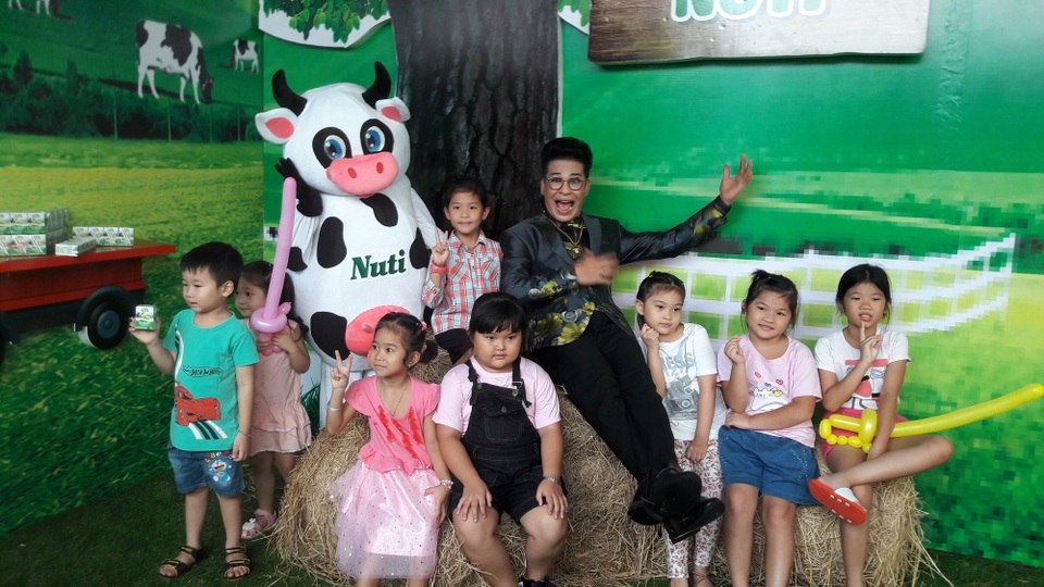 NutiFood cam kết luôn nỗ lực: Vì một Việt Nam không còn trẻ suy dinh dưỡng - 3 MC Thanh Bạch hoạt náo tại Ngày Sữa Thế Giới 2018 cùng các em thiếu nhi