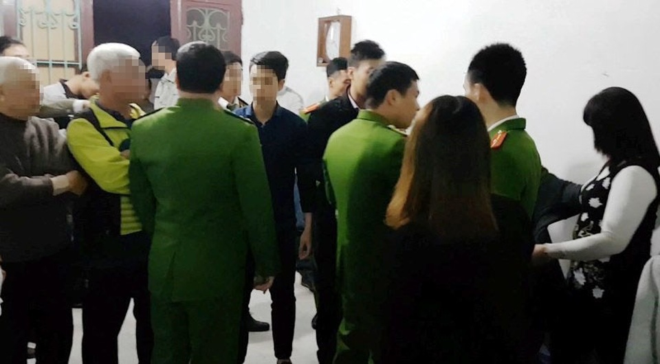 Giải tán một điểm hoạt động của "Hội Thánh Đức Chúa Trời Mẹ" - 1 Lực lượng Công an giải tán tụ điểm truyền đạo của Hội Thánh Đức Chúa Trời Mẹ (ảnh: Công an Nam Định)
